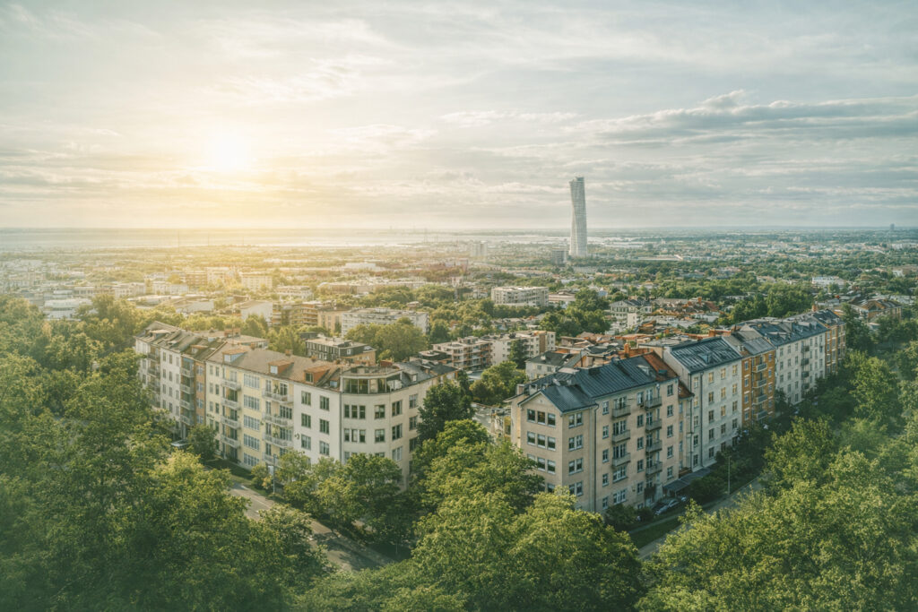 Utsikt över Malmö med bostadshus och Turning Torso – fasadrenovering för villor och BRF i Malmö