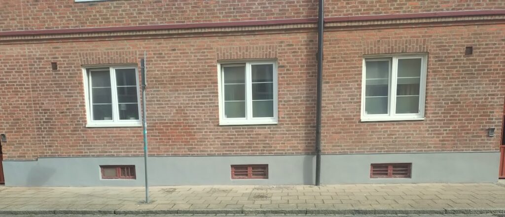 Sockelrenovering i Malmö med puts och målning av fasadens grund